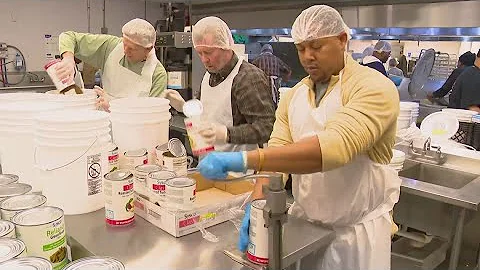 Volunteers needed to help feed Thanksgiving Day meals to 10,000 people in Indianapolis