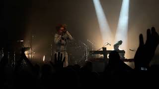 Fan singing for Macy Gray live on stage - Vienna 23. Oct. 2022