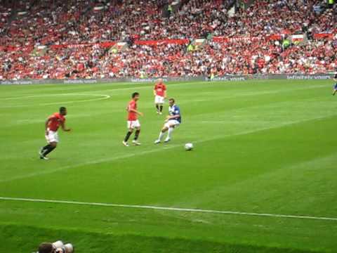 Jugada de Antonio Valencia desde las bancas del Old Trafford.