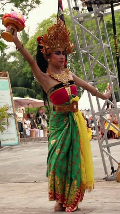 Watch the captivating Sekar Jagat Dance