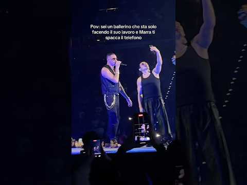 Video Marracash fa cadere il telefono a un ballerino??