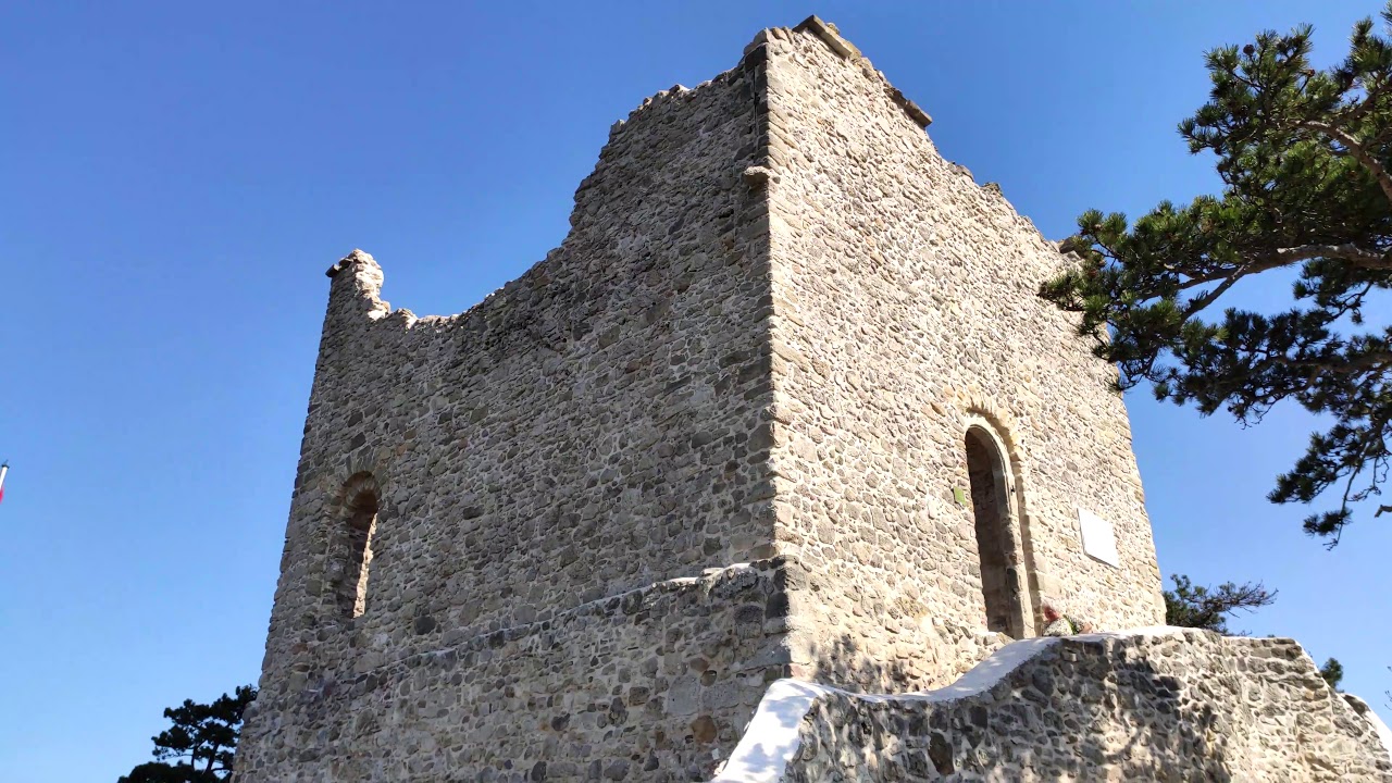 【4K】🌍 Energizing Hike to Medieval Castle Ruins in the Sun