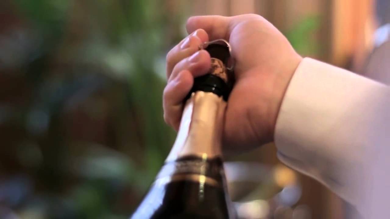 Шампанское открыла слушать. Бутылка шампанского в руке. Открывает бутылку шампанского. Бутылка игристого в руке. Пробка шампанского в руке.