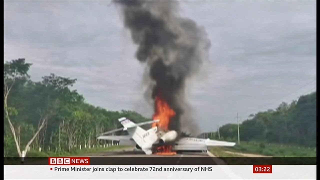 Drug traffickers plane lands on public highway and is set on fire (Mexico) BBC News - 6th July 2020