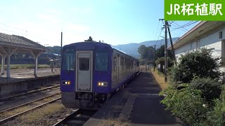 JR柘植駅に到着するキハ120形普通列車