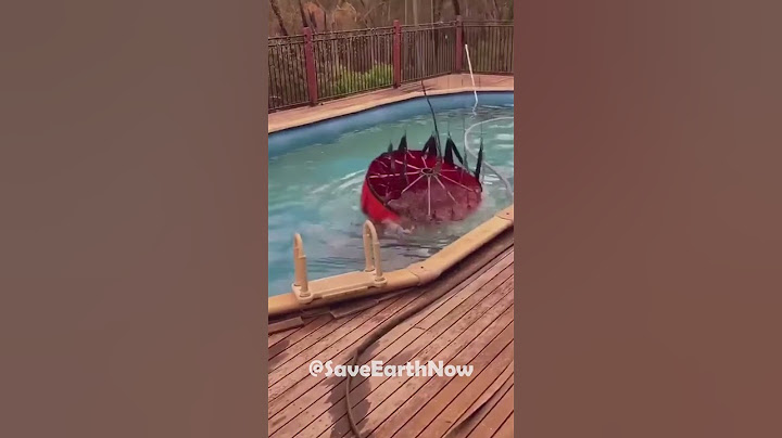 Elicopterul umple sacul de apă din piscina din curte pentru a lupta împotriva incendiilor din Australia