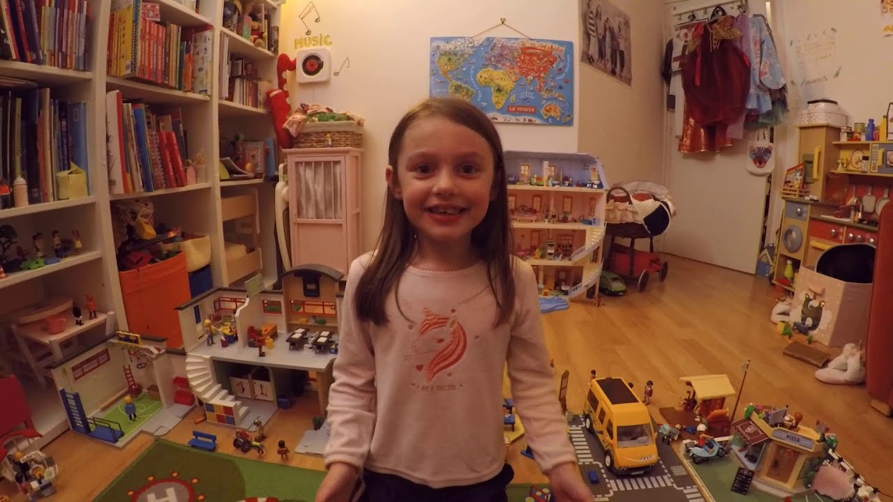 Zoé joue aux Playmobil - Chloé fait des bêtises - Une heure de colle