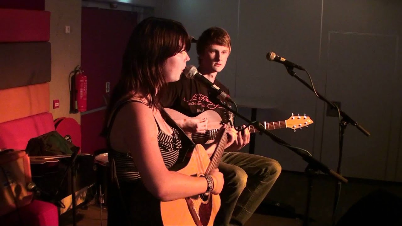 Mandy & Daan - My Hero auf YouTube ansehen Mandy & Daan - My Hero auf YouTube ansehen