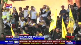 Download lagu Partai Golkar Bagi-bagikan Bola dan Jam Tangan