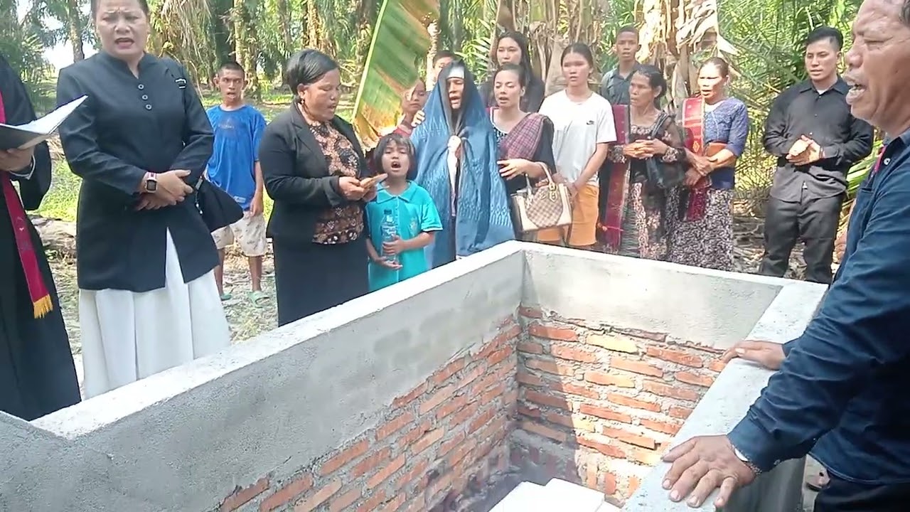 SELAMAT JALAN PAK SANIATI RUMAHORBO (Acara Penguburan)