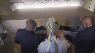 momento en la cual abren la tumba del siervo de Dios Carlo Acutis