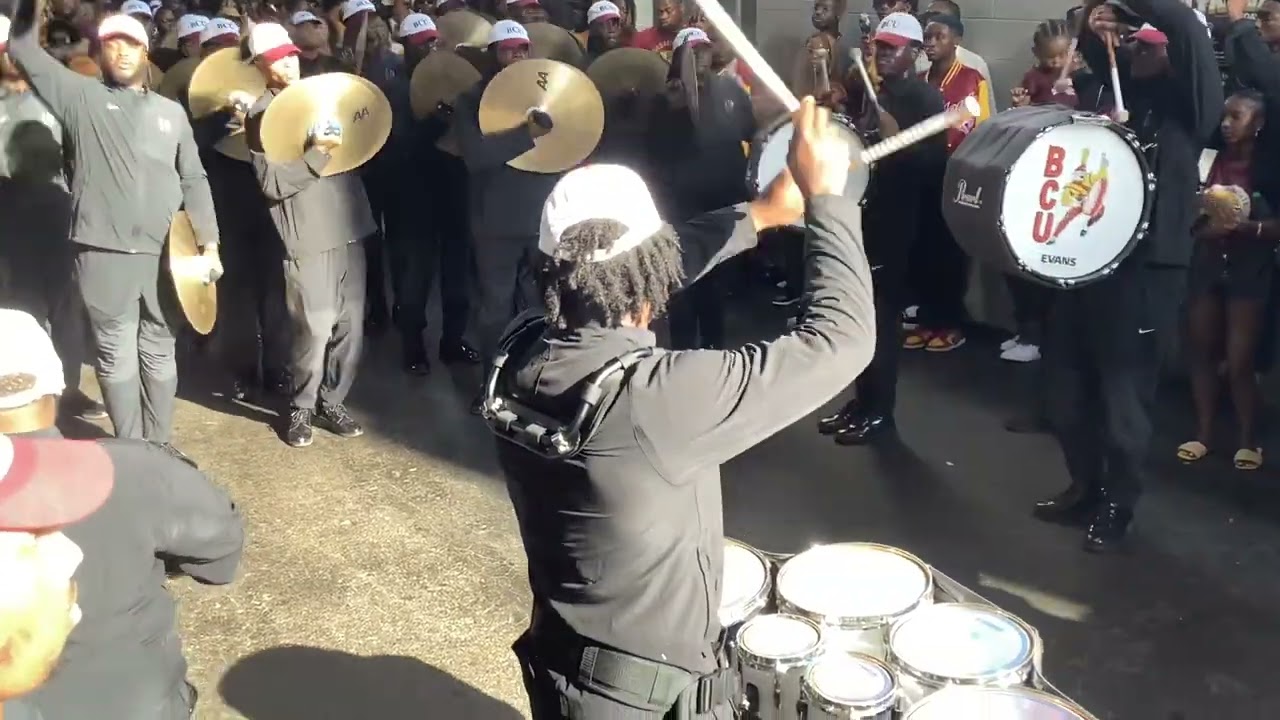 Бетюн Кукман выходит на поле против Эдварда Уотерса (перерыв между таймами)