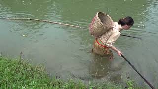 Primitive life - Ethnic girl sleeping meet big carp - Catch big fish for survival