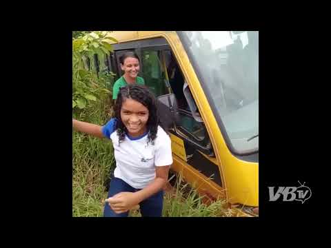 ônibus escolar ao extremo Passando pelos ATOLEIROS! 