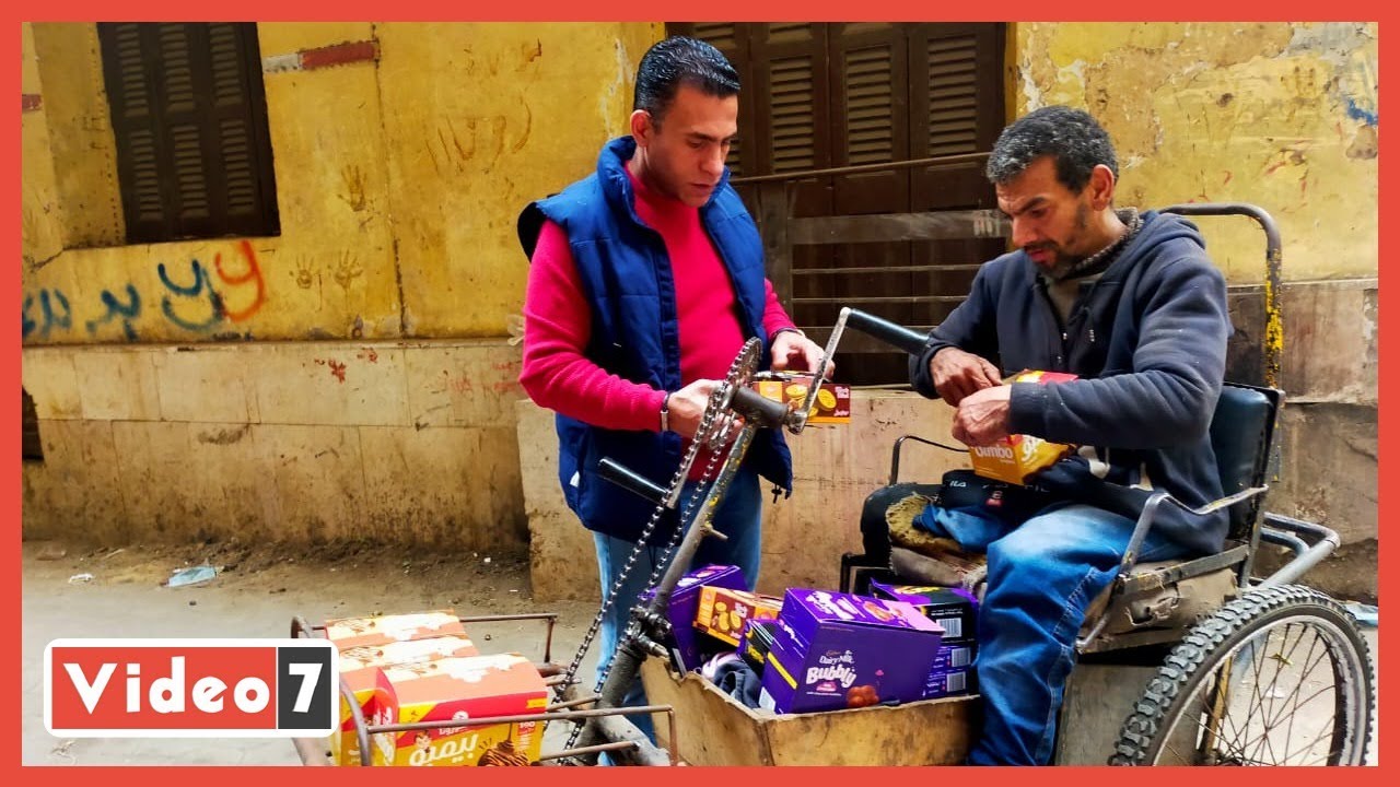 وليد يحارب الإعاقة بالعجلة.. مبتور الساق يبحث بيديه عن حياة كريمة