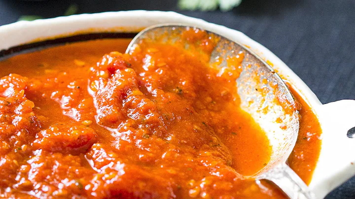 The BEST Homemade Italian Tomato Pasta Sauce [15 Minutes Prep]