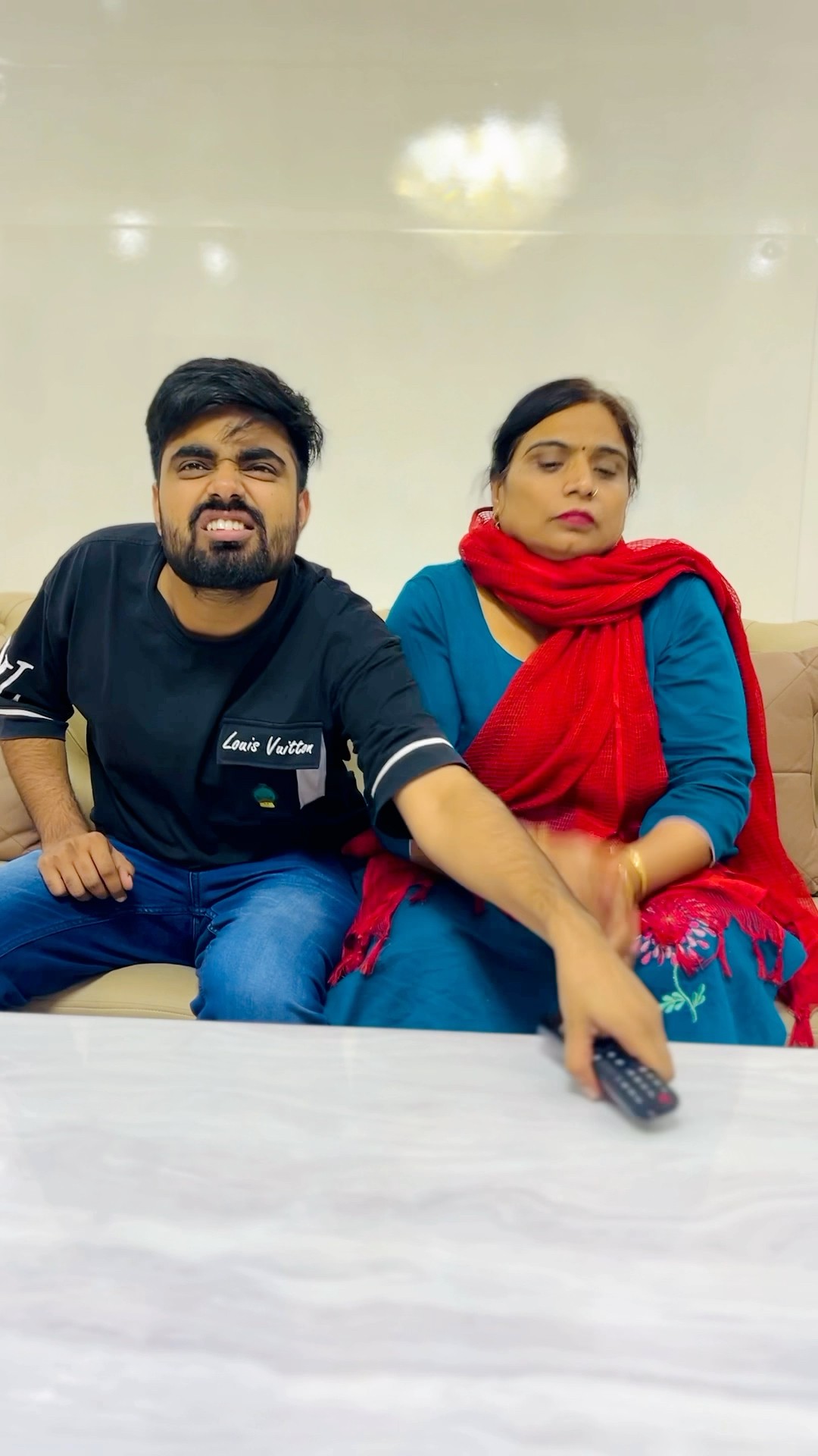 How to take remote from your Mom ? @Neelam_kukreja Subscribe please #dushyantkukreja #shorts