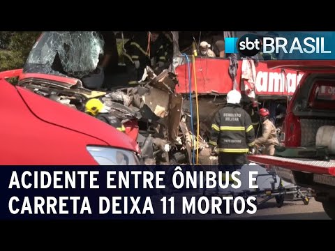 Acidente entre ônibus e carreta de soja deixa 11 mortos no MT | SBT Brasil (17/05/22)