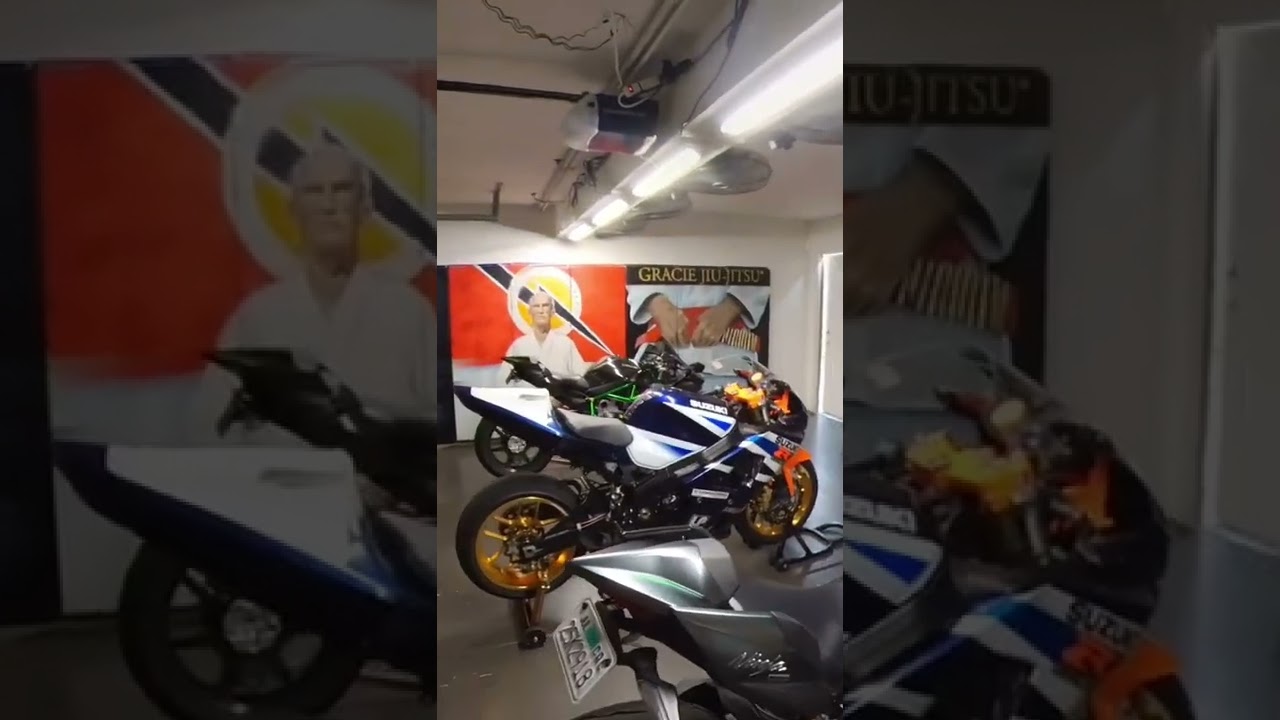 H2X2. 2015 Mirror Finish and a 2021 Carbon Kawasaki Ninja H2 walk around.