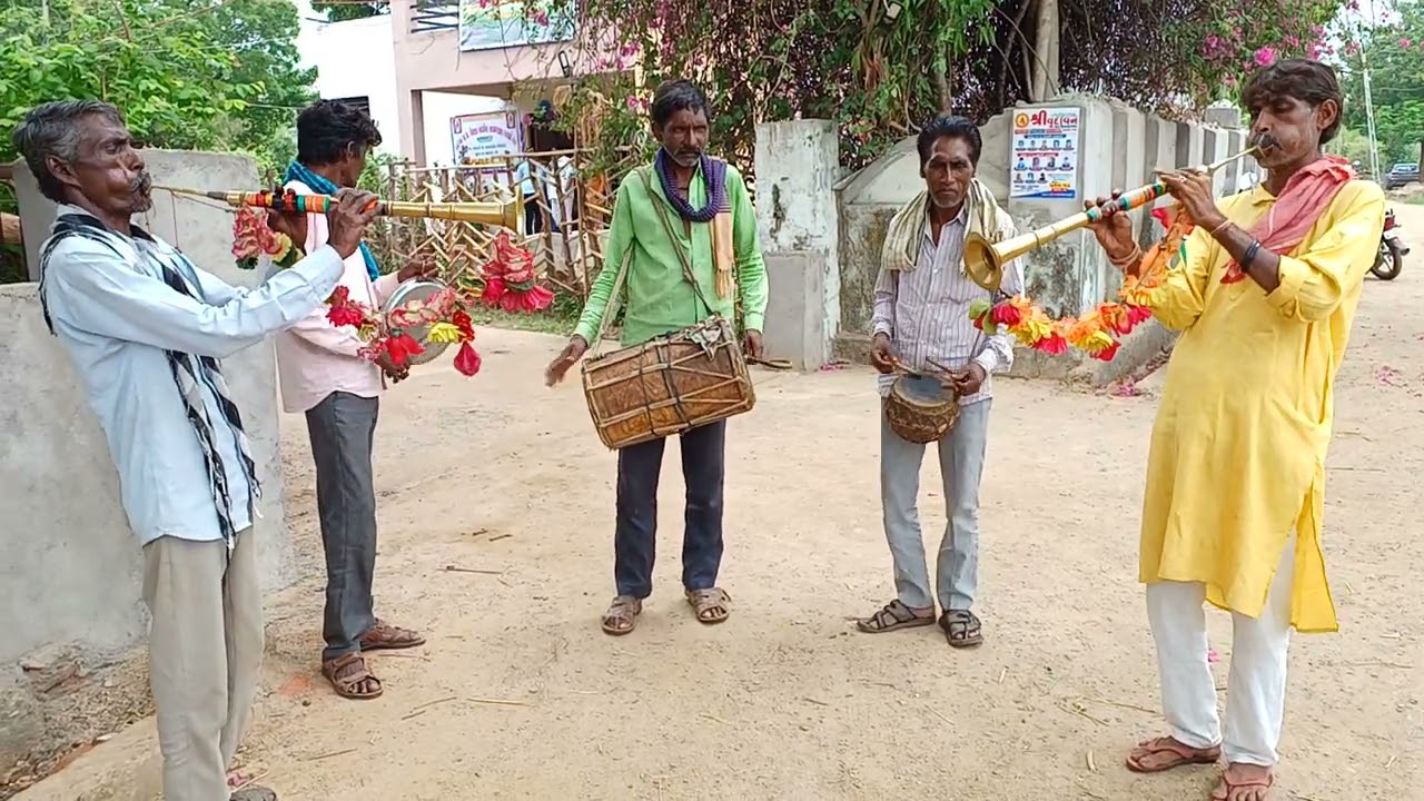 દેશી ઢોલ ના તાલે લીલી લીમડી ની છાયા મથુર ભગત દ્વારા.MO.8238399089,9726524412