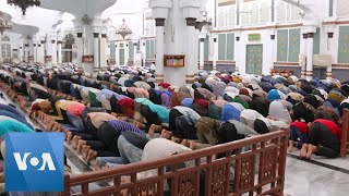 Ramadhan: Ribuan Orang Sholat di Masjid di Aceh, Indonesia