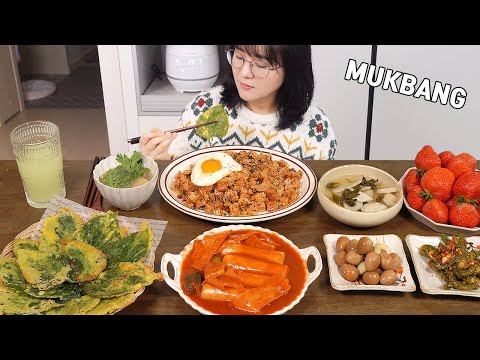 요리 먹방 :)김치볶음밥, 가래떡떡볶이, 깻잎튀김, 메추리알조림, 꽈리고추찜. 디저트는 딸기.