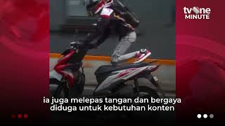 Viral Pengendara Motor Tabrak Mobil saat Atraksi di Jalan | tvOne Minute