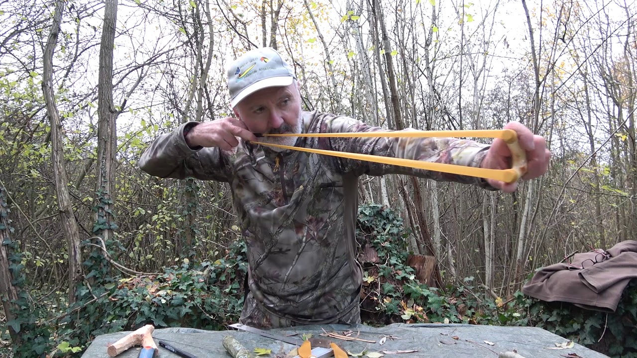 Fabriquer un lance pierre avec une fourche de bois - YouTube