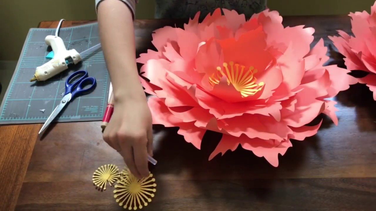 Free paper flower tutorial by Seattle Giant Flowers. cornflower.
