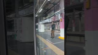 武蔵野線の駅を通過する珍しい列車E653系特急鎌倉の車内から東所沢駅通過を撮影