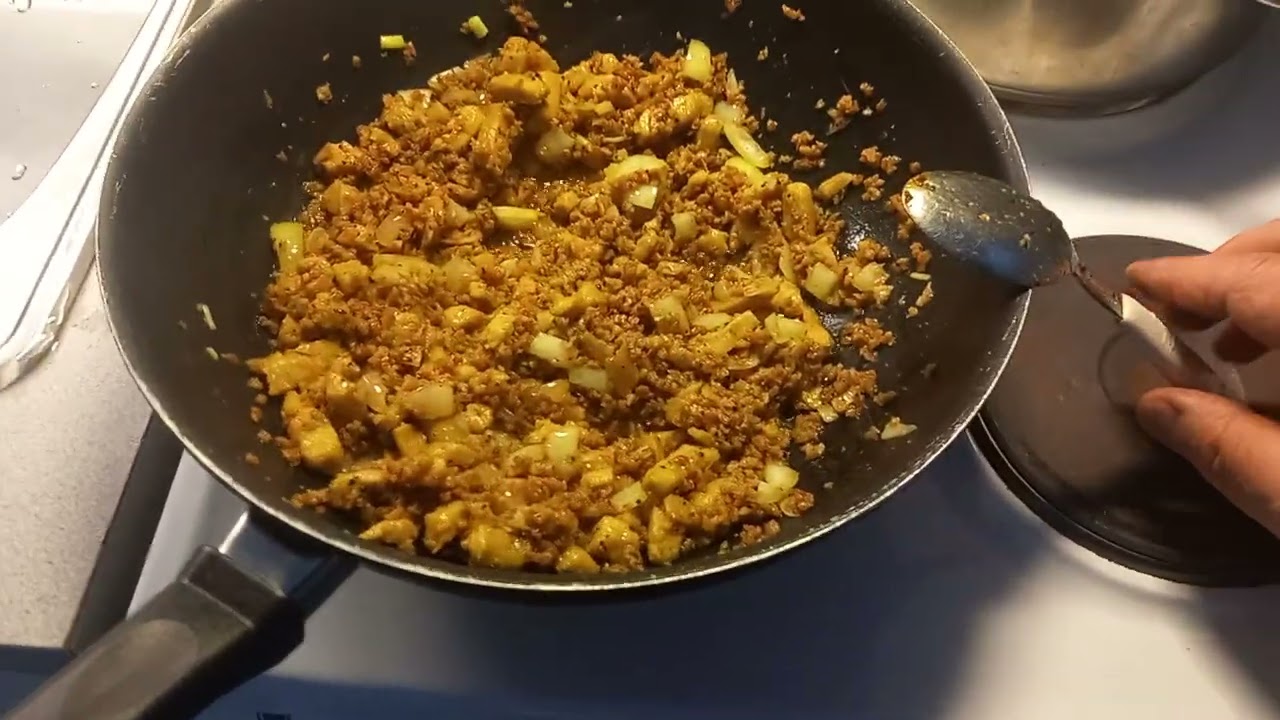 allun  juttuja..soija kastiketta ja pottuja tuloillaan.