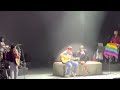 Mon Laferte sube a Fan a tocar la guitarra - Cielito de Abril En vivo -
