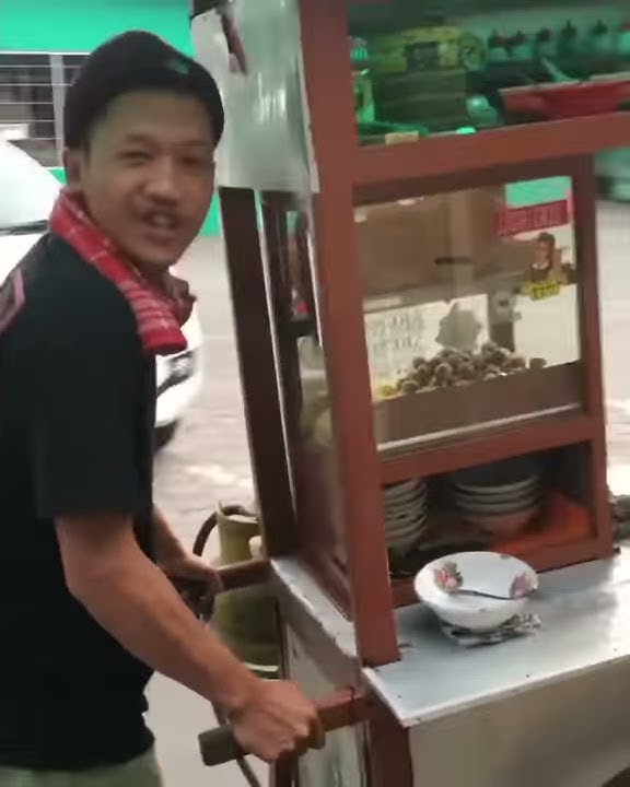 Ketika mau beli bakso penjualnya menolak 'Ra butuh duet sory'