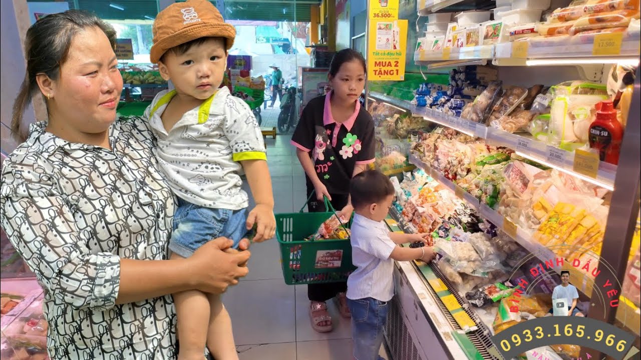 Việt Kiều Úc tài trợ Chó Con mua bánh kẹo lựa mỏi tay cuộc sống nơi pử mới GĐ Áo vàng  