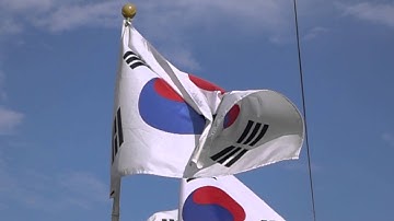 Whipping flag in the wind slow video // 40times slow motion 960 frames per second