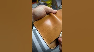Using the bonefolder to make sweet #asmr sounds and separate glue inside the pocket #Leathercraft