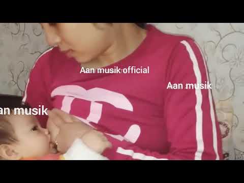 Mama muda menyusui bayi yg sedang haus