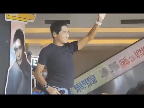 62岁齐秦四川内江商演捞金，穿紧身衣挺大肚腩，戴金表戒指凹造型