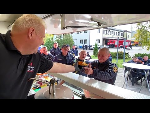 Frietjes bakken voor heldhaftige brandweerlieden in Kramatorsk