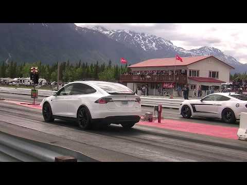 Tesla Model X -P100D  vs Mustang Drag race