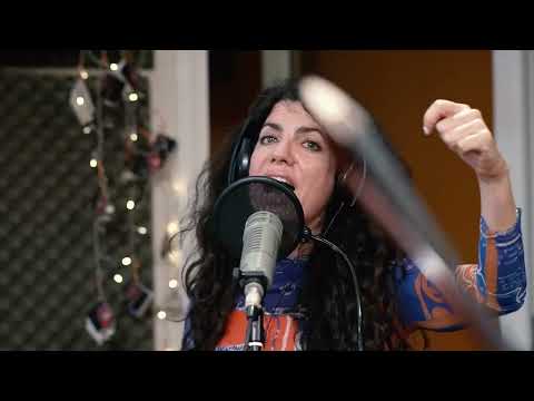 Debajo / Guillermina Gavazza- Hernán Basso-Lihue Bruno