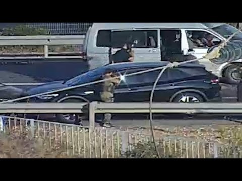La strage dell'autostrada: Hamas uccide un automobilista inerme e getta via il cadavere
