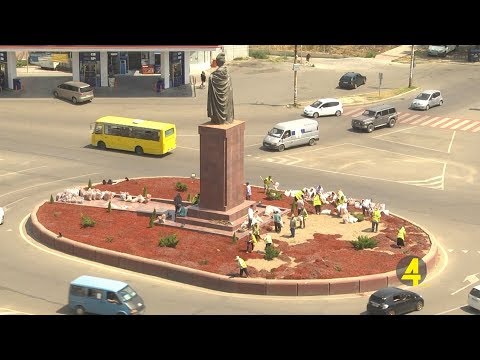 შოთა რუსთაველის ძეგლის მოედანზე მულჩირების სამუშაოები მიმდინარეობს 25.07.2019