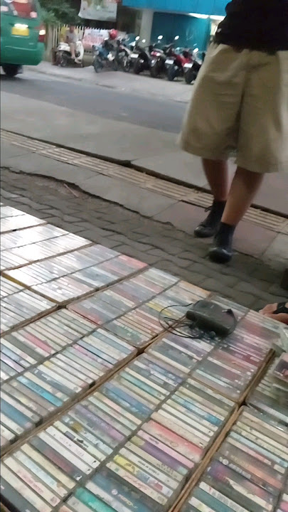 Satu satunya penjual kaset pita yang masih bertahan di Dewi Sartika Bandung