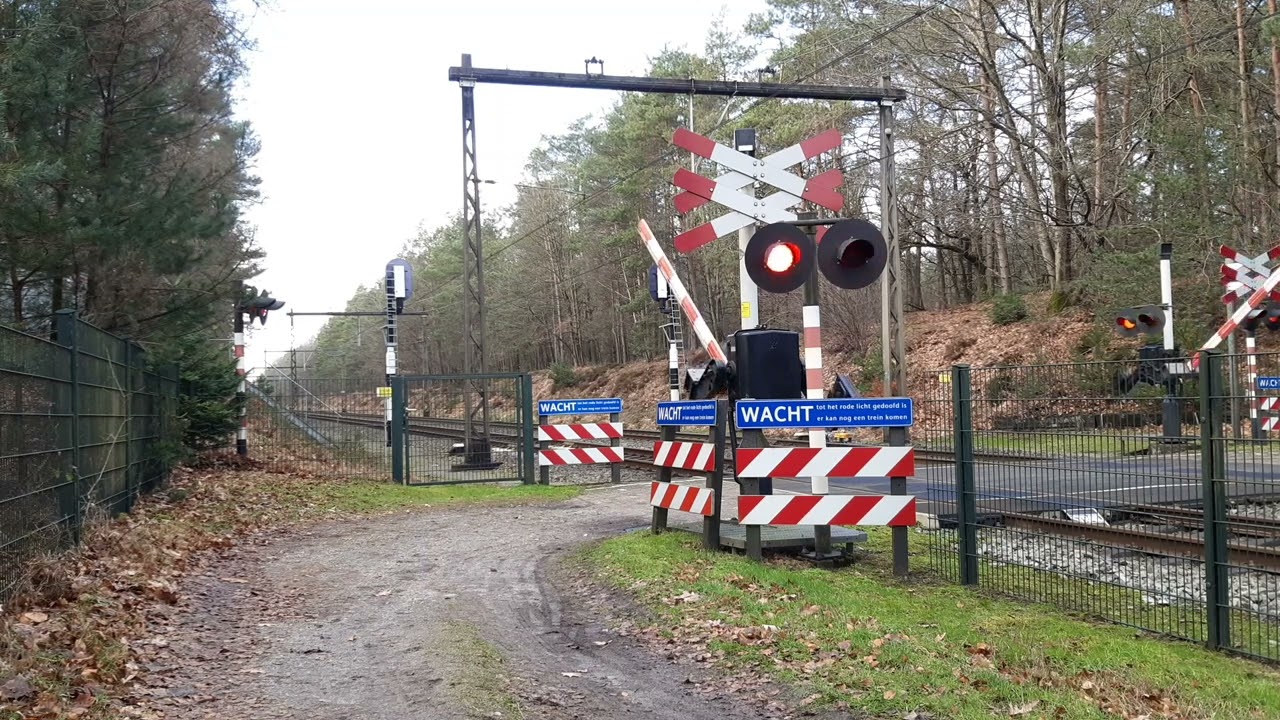Spoorwegovergang Ugchelen (Apeldoorn) // Dutch Railroad Crossing