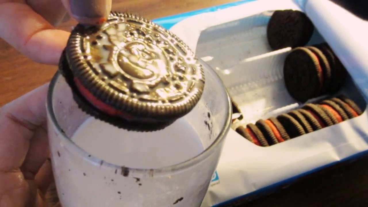 ASMR - Eating Oreo Cookies with Milk