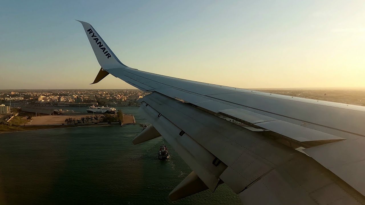 [4K] - TURBOLENT Sunset Landing at Brindisi Airport – Ryanair – Boeing 737-8AS – 9H-QFE