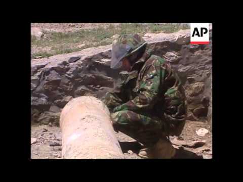 British Soldiers Defuse American Bomb Youtube