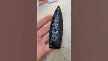Flintknapping Obsidian #arrowhead #primitivetechnology #flintknapping #obsidian #handmade #asmr