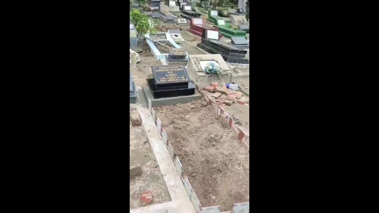 Proses pemasangan batunisan di lampung